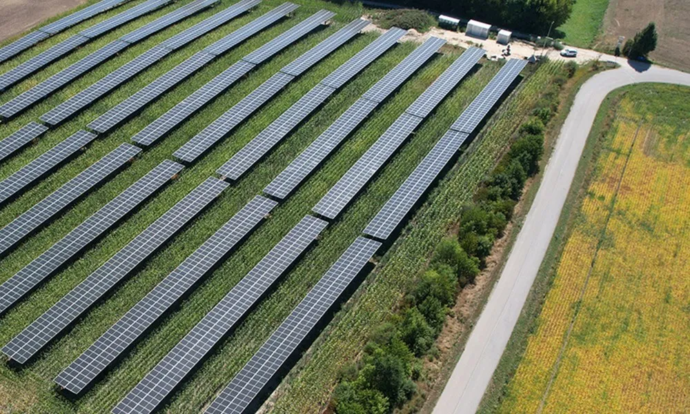 EWS Sonnenfeld Pellendorf als Hybridpark mit dem Windpark Gugelberg EWS Sonnenfeld Pellendorf als Hybridpark mit dem Windpark Gugelberg