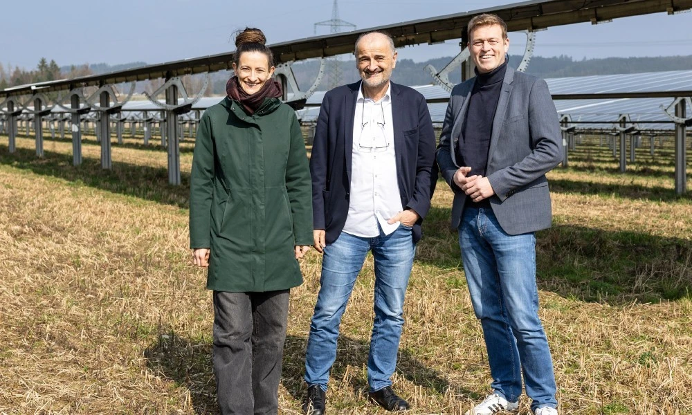 Alina Mirwald, Joachim Payr und Stefan Kaineder am EWS Sonnenfeld Pischelsdorf Alina Mirwald, Joachim Payr und Stefan Kaineder am EWS Sonnenfeld Pischelsdorf