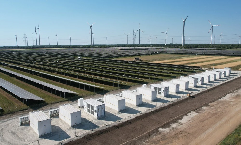 BESS Nickelsdorf II im Superhybridpark aus Wind- und Sonnenenergie BESS Nickelsdorf II im Superhybridpark aus Wind- und Sonnenenergie