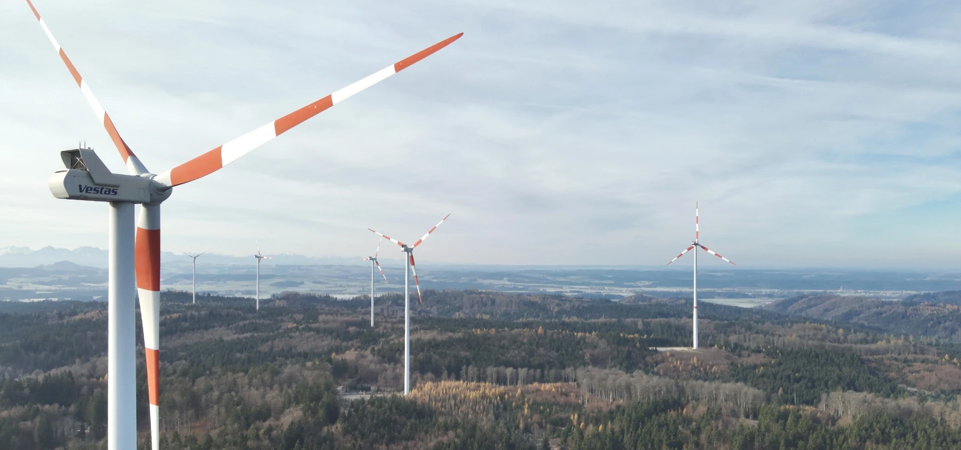 Sechs Windenergieanlagen im Windpark Munderfing Sechs Windenergieanlagen im Windpark Munderfing