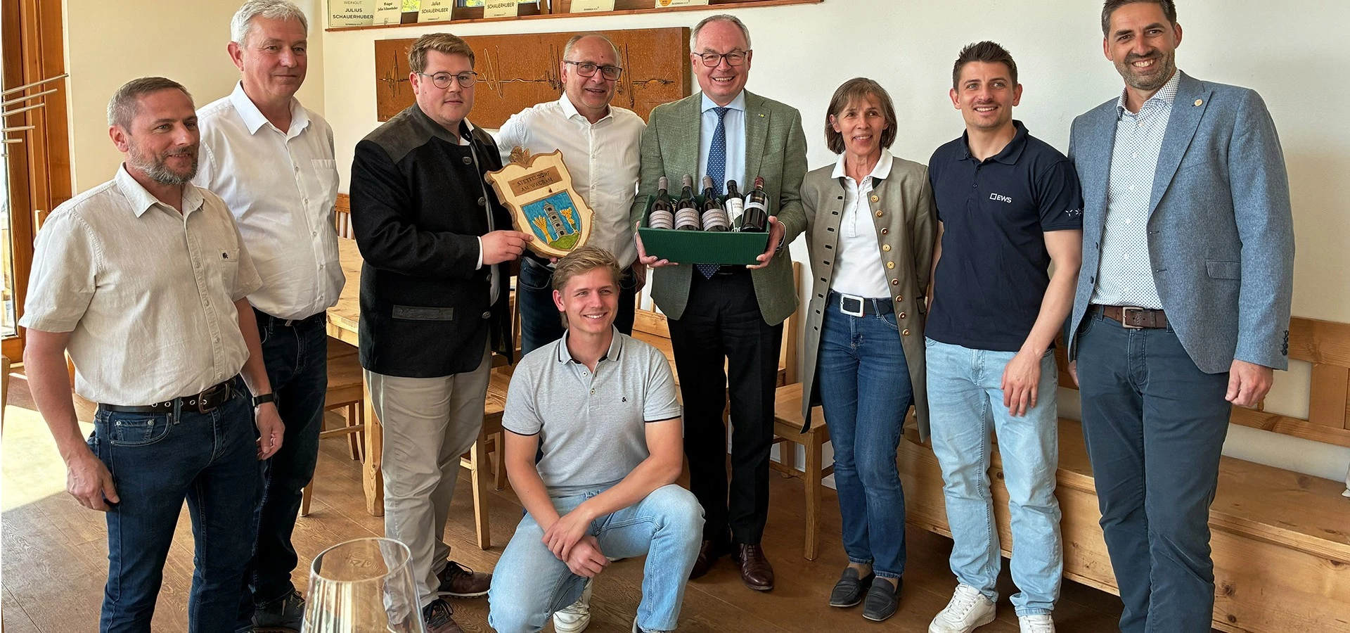 v.l.n.r.: Gemeinderäte Trabauer und Pegler, Bürgermeister Gold, Familie Schauerhuber um LH-Stv. Pernkopf und Wolfgang Neuhofer. v.l.n.r.: Gemeinderäte Trabauer und Pegler, Bürgermeister Gold, Familie Schauerhuber um LH-Stv. Pernkopf und Wolfgang Neuhofer.