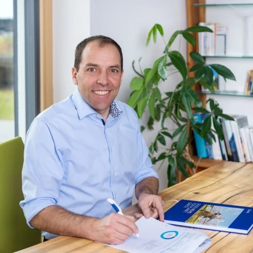 Lukas Roth lukas_roth_hp.jpg