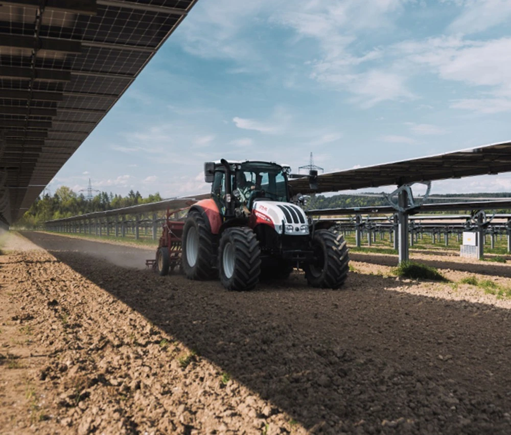 Der Traktor fährt bei horizontal gestellten PV-Modulen problemlos durch die Bewirtschaftungsbreiten Der Traktor fährt bei horizontal gestellten PV-Modulen problemlos durch die Bewirtschaftungsbreiten
