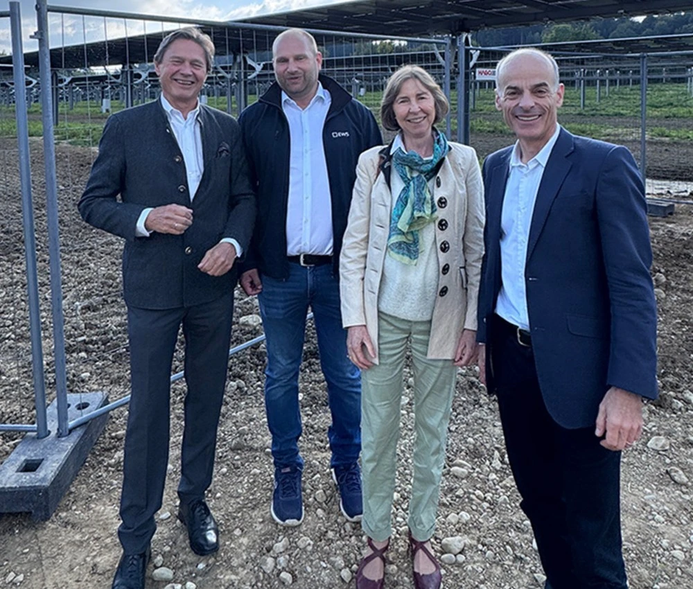 EWS Sonnenfeld St. Veit, Eröffnungsfeier, am 27.09.2025 v.l.n.r.: DI Wolfgang Anzengruber (oekostrom AG), Ernst Steiner (EWS), Ehegattin von Herrn Anzengruber, Dr. Ulrich Streibl (oekostrom AG)