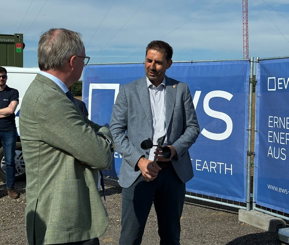 LH-Stv. Pernkopf und Wolfgang Neuhofer im fachlichen Austausch LH-Stv. Pernkopf und Wolfgang Neuhofer im fachlichen Austausch