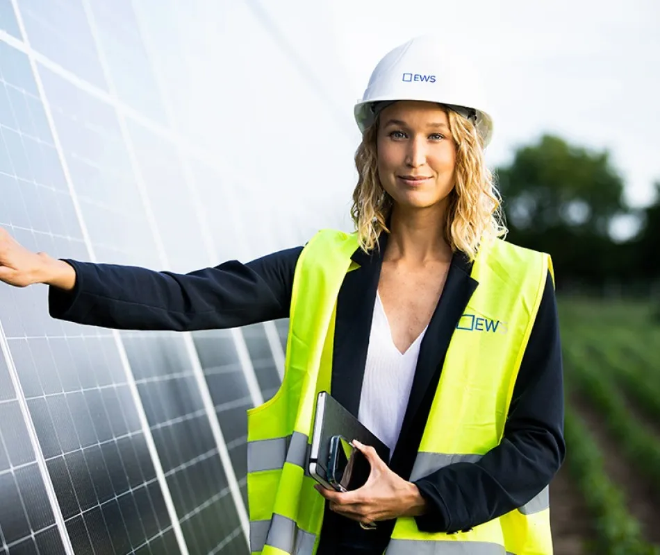 werbefoto_solar cews_consulting_gmbh_foto_knie_frau_paneele.jpg